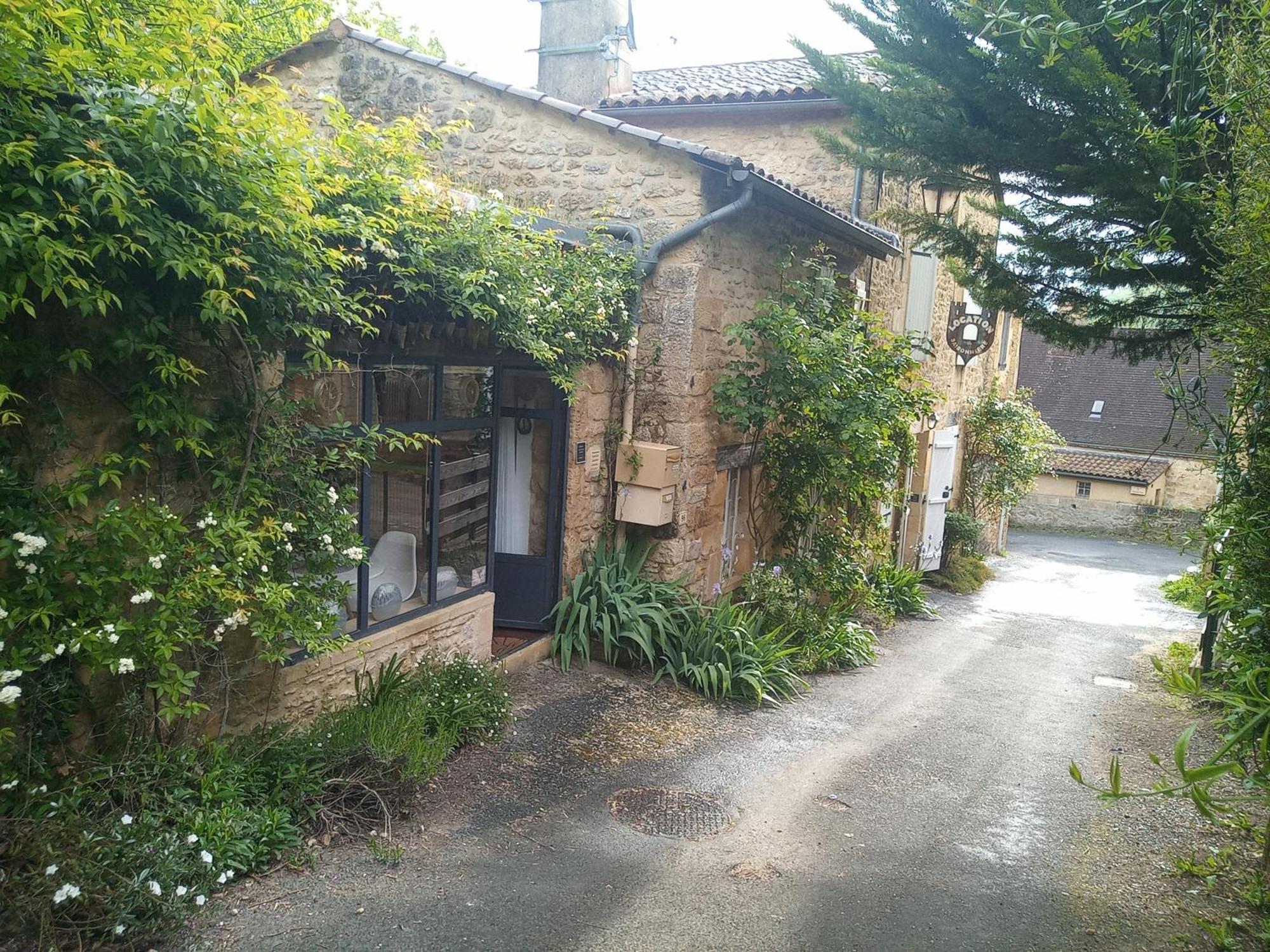 Chambre Du Sabotier - Studio Troglodytique - A 100 M Baignade En Riviere - Location De Canoe - Circuits Cyclo - Aire De Pique-Nique - 3 Restaurants Castelnaud La Chapelle Exterior photo